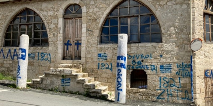 Άγνωστοι έγραψαν συνθήματα και ζωγράφισαν Ελληνικές σημαίες σε τζάμι 